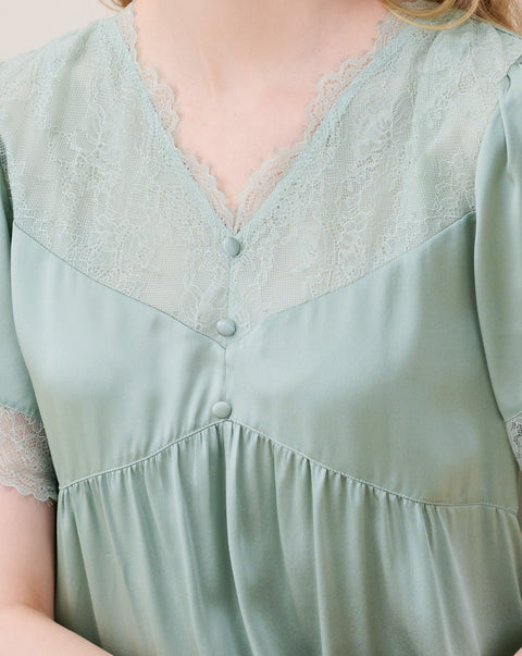Camisón de seda de manga corta con encaje y cuello en V