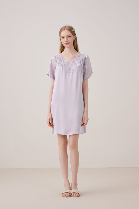 Camisón de Seda con Encaje Floral y Escote en Pico Lavanda