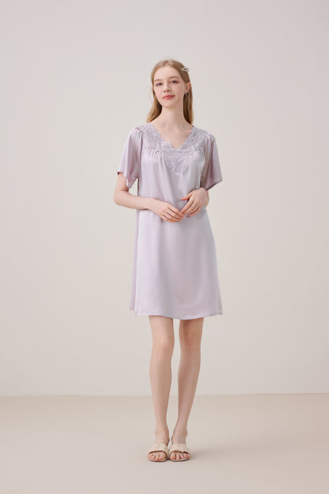 Camisón de Seda con Encaje Floral y Escote en Pico Lavanda
