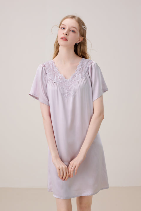 Camisón de Seda con Encaje Floral y Escote en Pico Lavanda