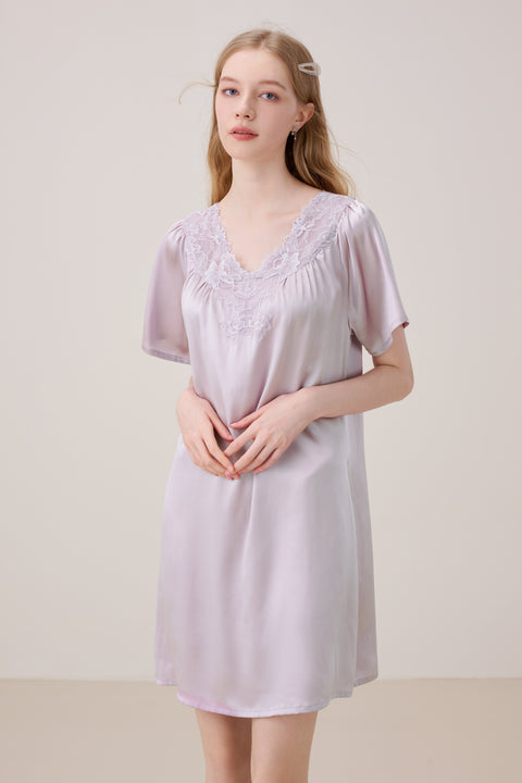 Camisón de Seda con Encaje Floral y Escote en Pico Lavanda