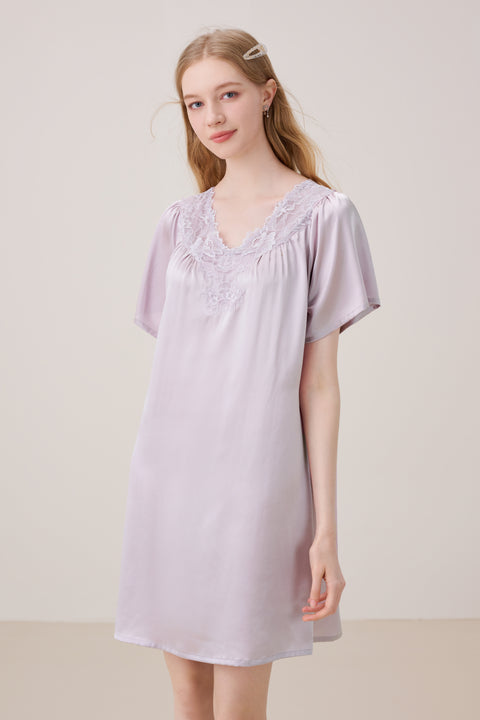 Camisón de Seda con Encaje Floral y Escote en Pico Lavanda