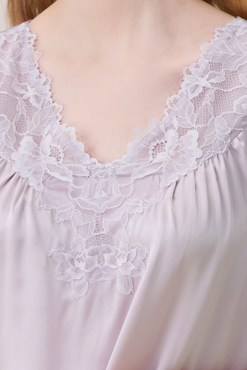 Camisón de Seda con Encaje Floral y Escote en Pico Lavanda